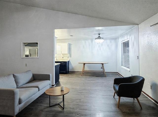 Foto del edificio - 6205 Maple Springs Dr