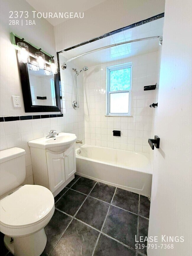 Building Photo - East Side Bungalow - Move-In Ready!