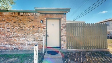 Building Photo - 725 Peppertree Dr