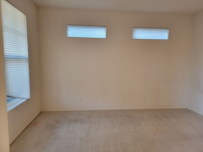 Building Photo - 4 bedroom 2.5 bath Newly updated home in F...