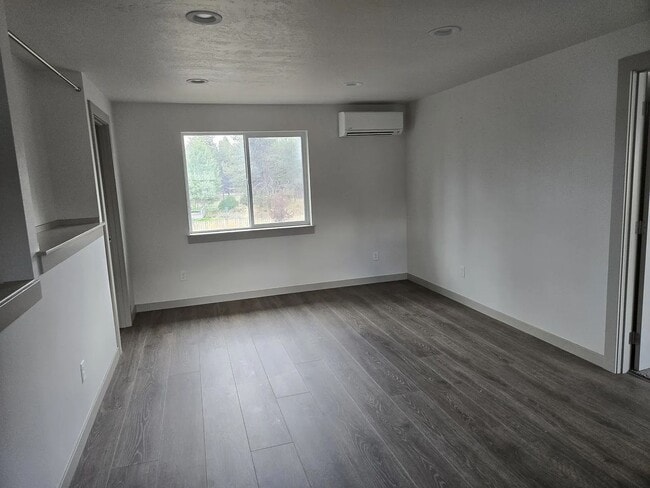 Building Photo - YECK-683