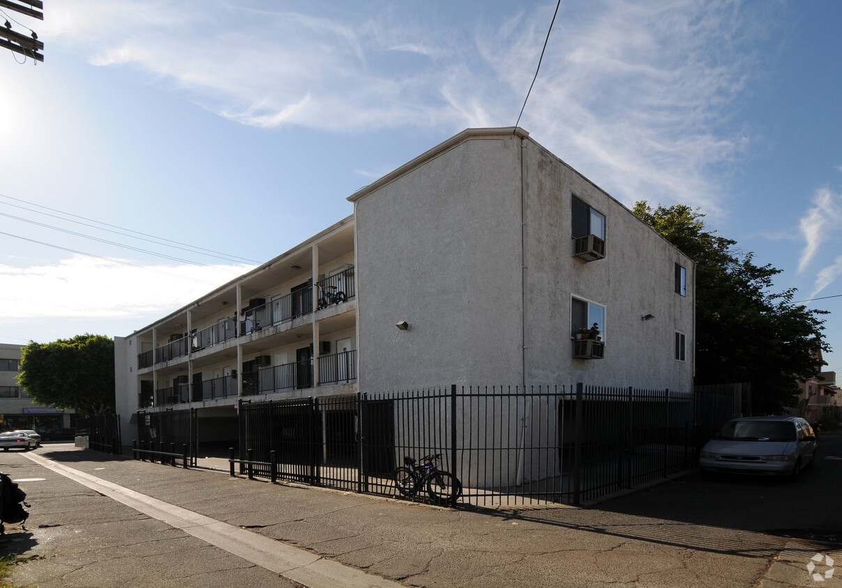 Building Photo - 6745 Laurel Canyon Blvd