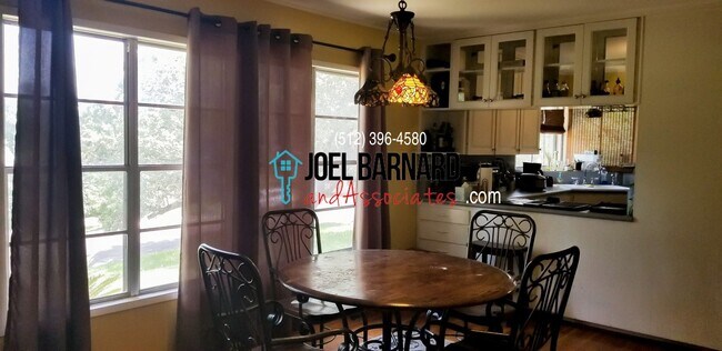 Foto del edificio - **Available May 10** Large Split Level Hom...