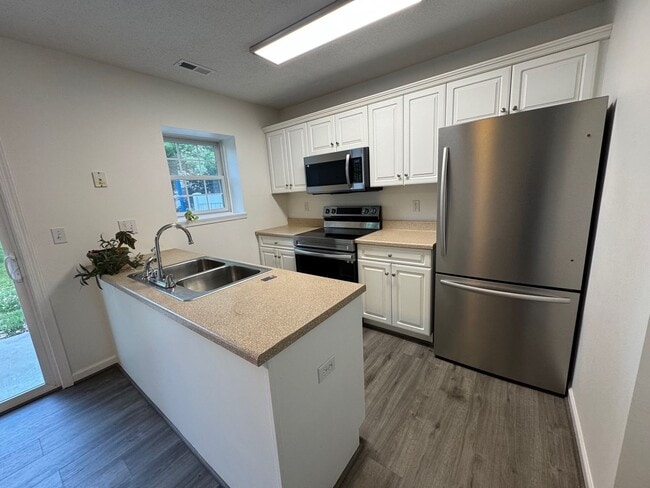 Building Photo - 3 Bedroom 2.5 Bath Townhouse with Full Unf...