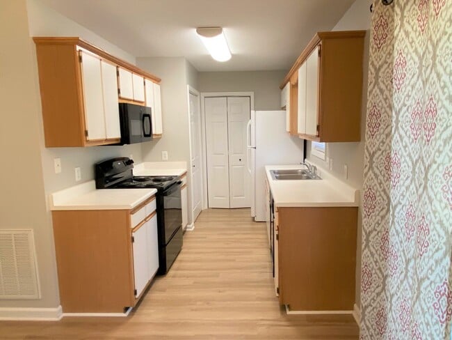 Building Photo - ~Cute 3-Bedroom home w/fenced backyard loc...