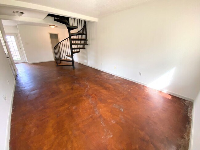 Building Photo - 2-Bed, 2.5-Bath Townhouse Near McNeese State University!!