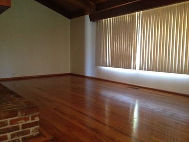 Foto del edificio - Nice 3 BR, 2 BA ranch home with hardwood f...