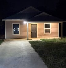 Building Photo - 914 Country Club Dr