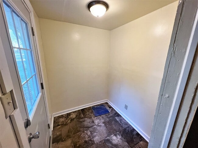 Building Photo - 608 S Wisconsin- 1 Bedroom House