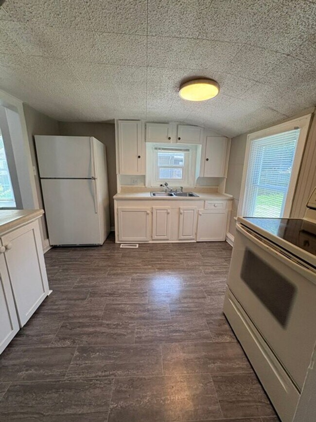 Foto del edificio - A cozy 2 bedroom home with versatile living space and plenty of storage including a partially fin...