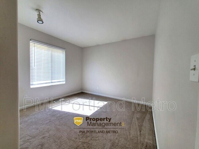Building Photo - 5681 NE Hidden Creek Dr