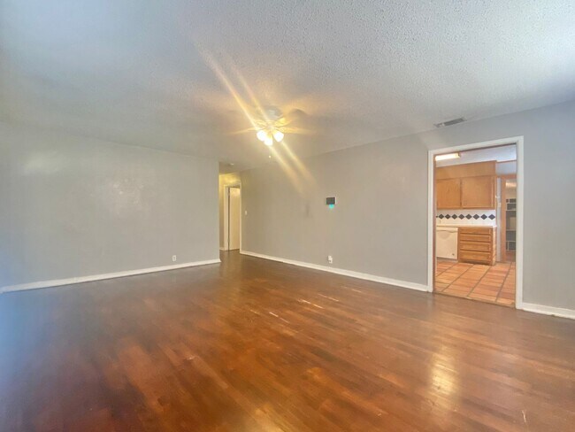 Foto del edificio - 3 bed 1 bath with BASEMENT