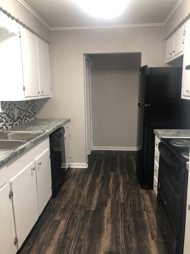 Kitchen - 100 Medina Dr