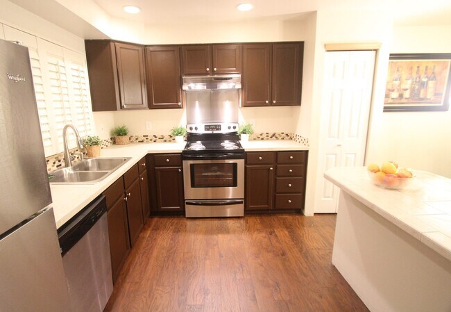 Building Photo - Everett Townhome...Water and sewer included in rent