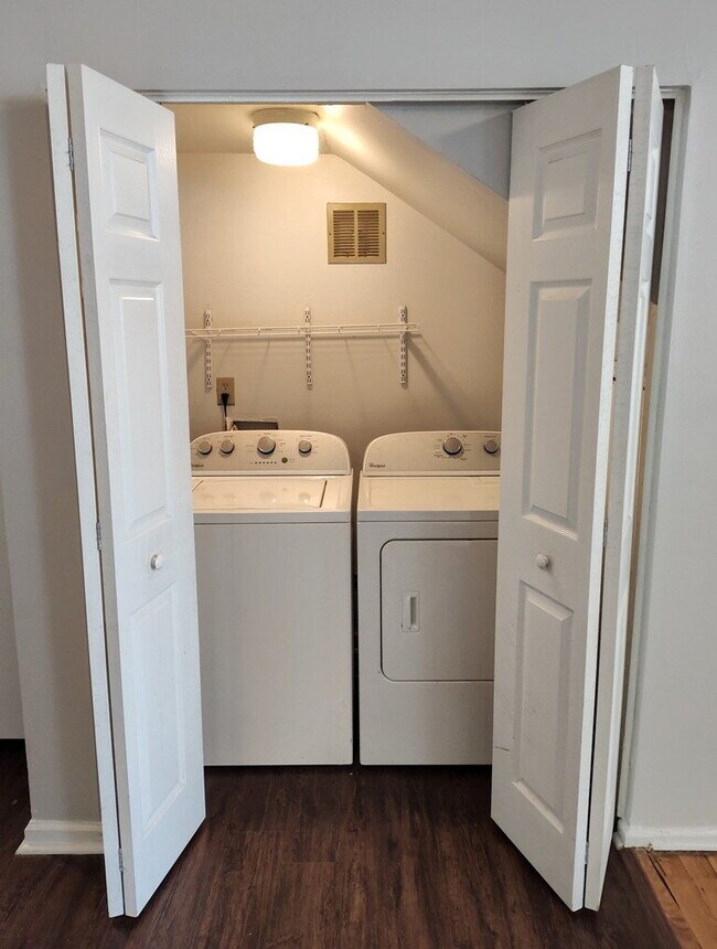 Foto del edificio - "Charming 3-Bedroom Retreat with Hardwood ...