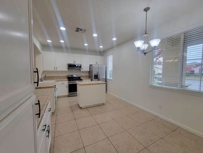 Foto del edificio - 3 Bedroom 2 Bathroom in SW Visalia!