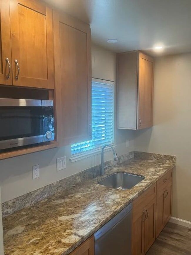 Building Photo - Lovely and Updated 2 Bedroom Beauty in Ple...