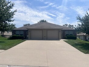 Building Photo - 108 SE Rose Garden Ln