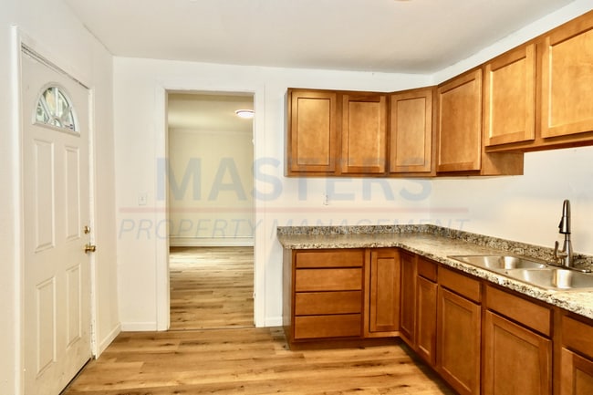 Building Photo - 1026 Oakwood Ave