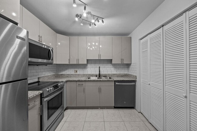 Building Photo - 1100 Manor Dr