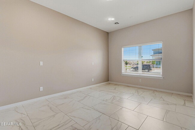 Building Photo - 941 Aqueduct Ave