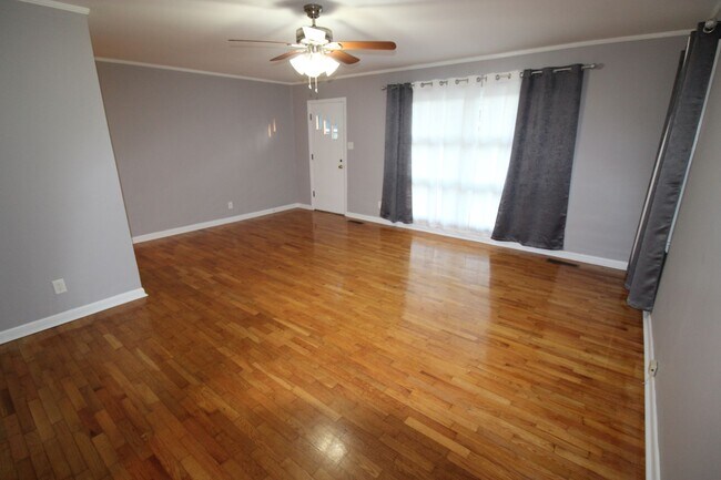 Building Photo - Cute home in Athens near Julian Newman Ele...