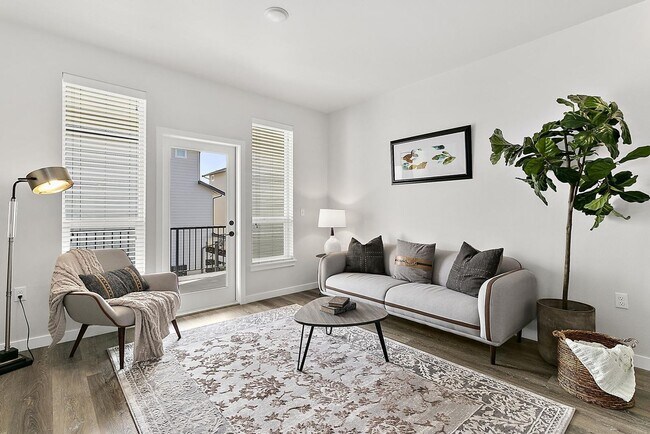 Foto del edificio - Spacious 3 Bedroom, 3 Bath Townhome with 1...