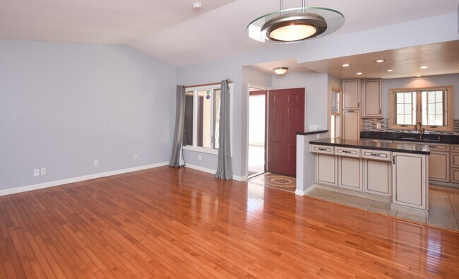 Foto del edificio - Nicely Upgraded 2 BR/2BA with Stainless St...