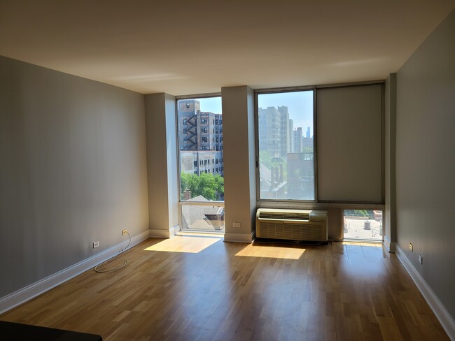 Foto del edificio - 450 W Briar Pl