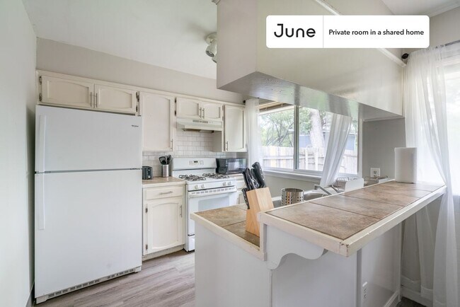 Building Photo - Private bedroom in 3 bed/1.5 bath Home