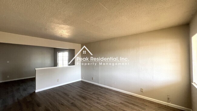Building Photo - Spacious 3bd/1ba Duplex with Garage - Grea...