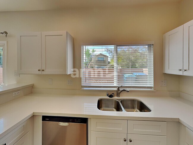 Foto del edificio - 1029 Maple Pines Ave