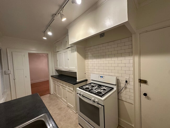 Building Photo - 1914 N Prospect Ave