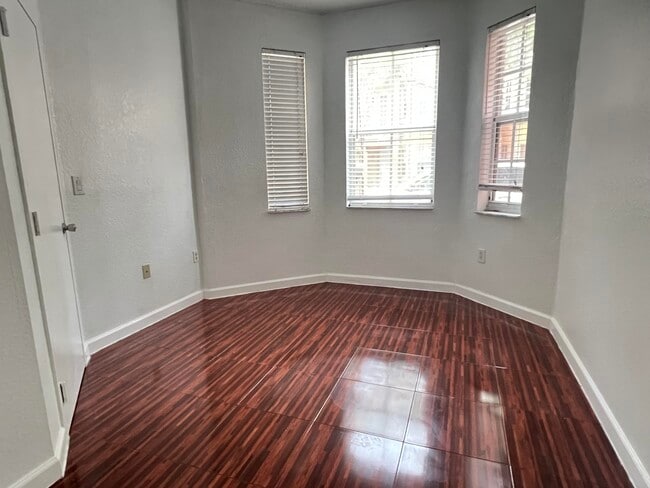Building Photo - 3804 Shoma Dr