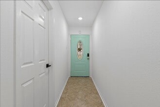 Building Photo - 9930 Valley Lake Dr