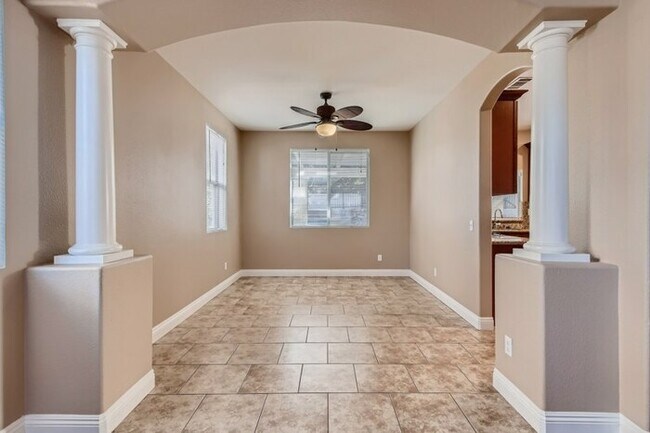 Foto del edificio - 3735 Hilgard St, Corona, CA, 92882