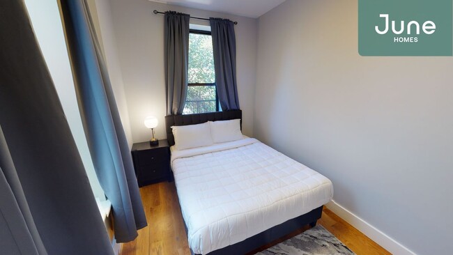 Foto del edificio - ROOM ONLY in 3-bed/1.0-bath Home