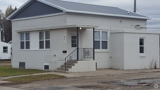 Outside - 901 N 6th St