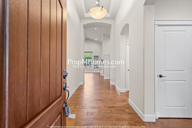 Building Photo - Luxury Three Bedroom Escape in Bull Mountain!