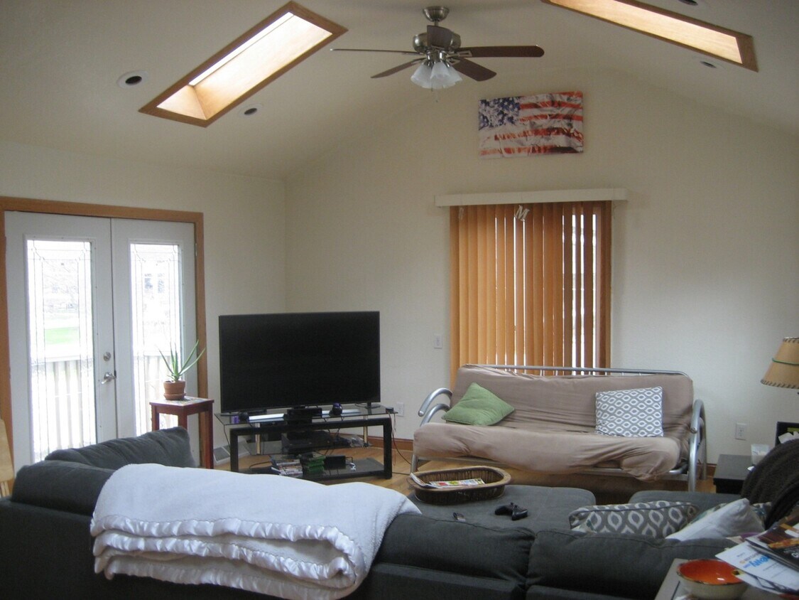 Foto principal - 3246 N Downer Ave