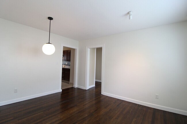 Foto del edificio - Remodeled 2 Bedroom 1 Bath Duplex Blocks F...