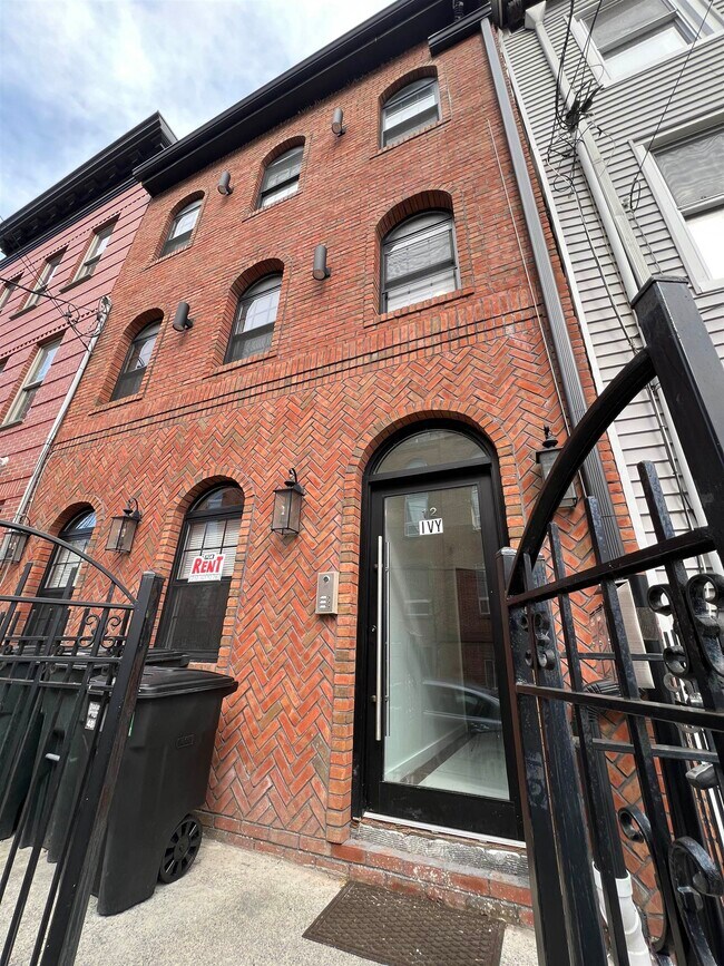 Building Photo - 12 Ivy Pl