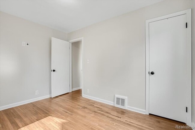 Building Photo - 908 Bauman Ave