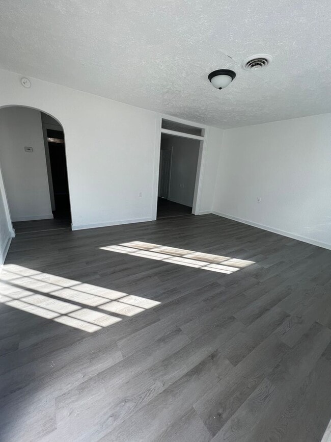 Building Photo - Recently Remodeled 3 bedroom 1 bath home available now!