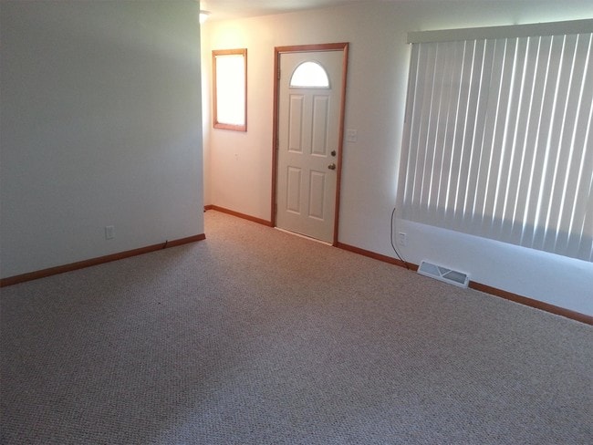 Building Photo - 1205 Royal Dr