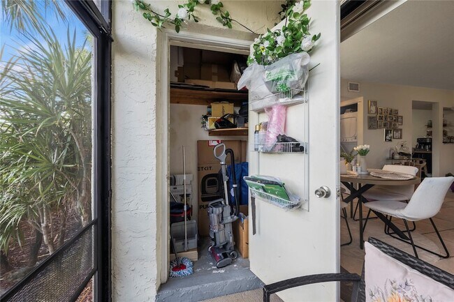 Foto del edificio - 10710 Royal Palm Blvd