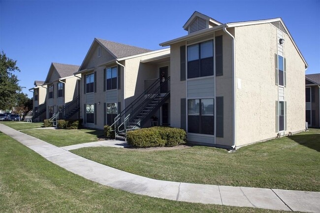 Building Photo - 910 N Frio St