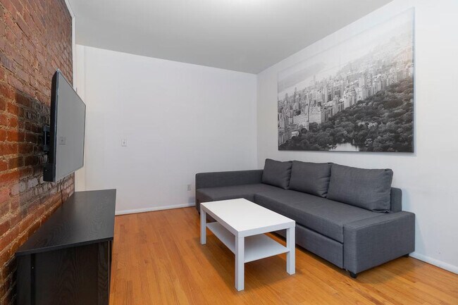 Building Photo - 331 E 92nd St