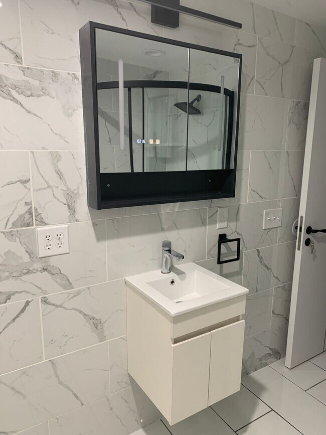 Foto del edificio - 3 Bedroom 1.5 Bath Apartment *Newly Renova...