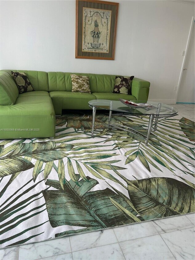 Foto principal - 18031 Biscayne Blvd